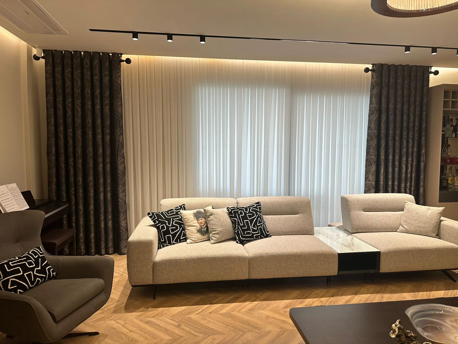Modern yaşam alanında zebra perde sistemi